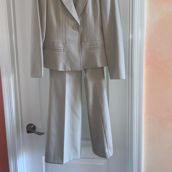 Beautiful suit - Picture 2 of 13